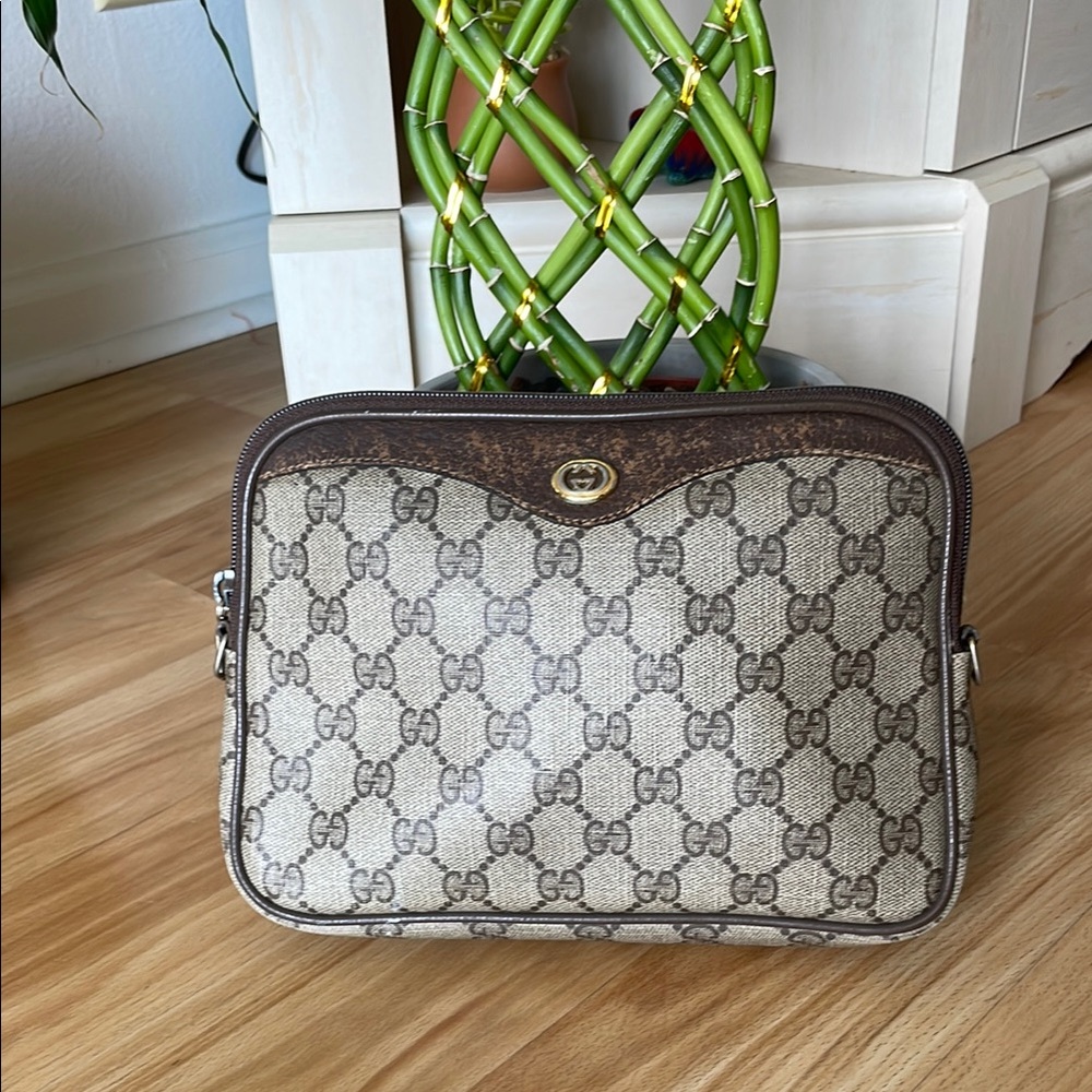 🚨GUCCI🚨 Vintage tan + brown Sherry monogram leather pouch (crossbody no strap)